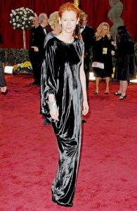 تیلدا سوئینتن، برای فیلم مایکل کلیتون برنده اسکار بهترین بازیگر نقش مکمل زن شد. او در این مراسم لباس ساخت لنوین را پوشیده بود.