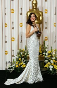 ده سال پیش ماریون کوتیلار برنده اسکار بهترین بازیگر به خاطر ایفای نقش ادیت پیاف شد. لباس او در این مراسم کار ژان پل گوتیه بود.