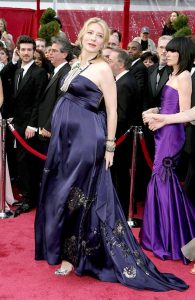 کیت بلانشت حامله با لباس دریز ون نوتن در مراسم اسکار شرکت کرد. او به خاطر دو فیلم الیزابت و من آنجا نیستم، کاندیدای اسکار بود.